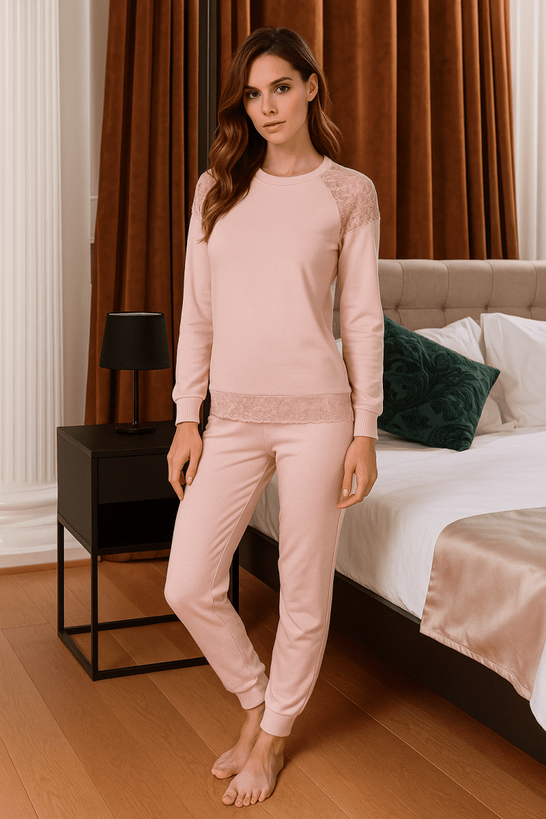Pigiama donna in interlock con maglia girocollo e inserti in laize - immagine 2
