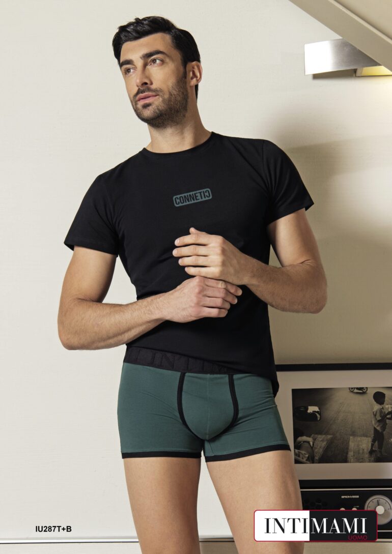 Coordinato uomo t-shirt nera con stampa sul davanti e boxer con elastico esterno verde con richiami neri
